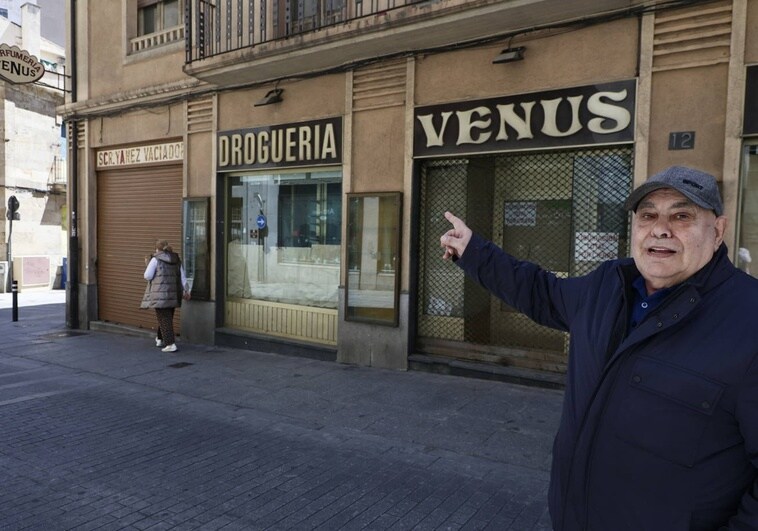 José Hernández junto a la tienda que su familia regentó 68 años.