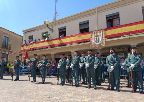 Imagen secundaria 1 - La Fuente de San Esteban rinde honores a la Guardia Civil en su 180 cumpleaños