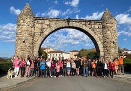 Decenas de participantes disfrutaron de la marcha, que salió desde el arco, escenario de la foto inicial