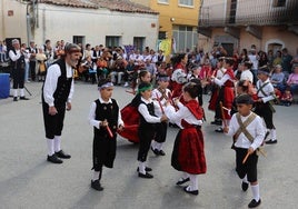 Los más jóvenes del grupo de Cespedosa abrieron el festival con sus paleos