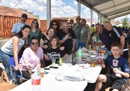 Un grupo de amigos y familiares disfrutando de la cita gastronómica