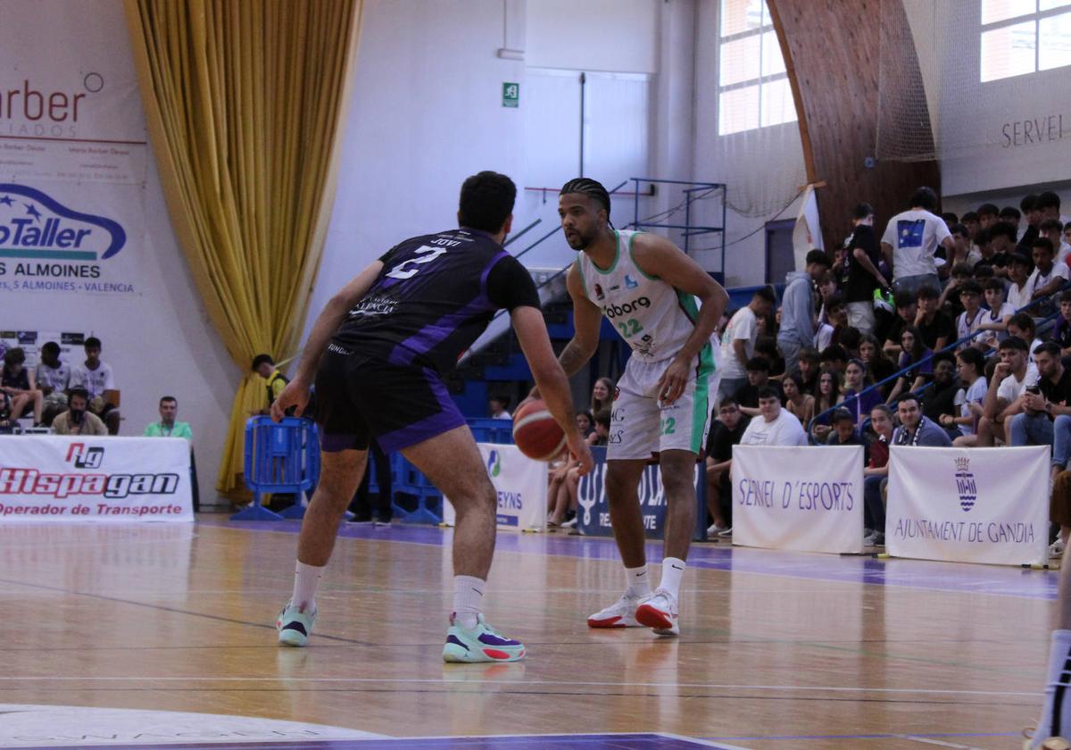 Acoydan McCarthy dirige un ataque en el partido en Gandía.