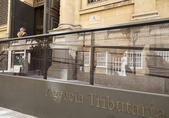 Entrada de la delegación territorial de Hacienda en Salamanca.