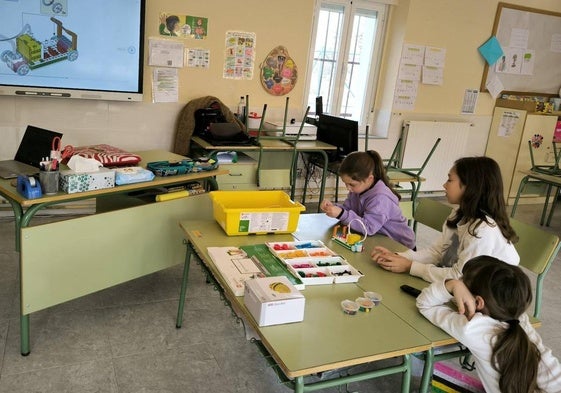 Daniela y Luna son hermanas, mientras que Nora es la tercera alumna en el aula.