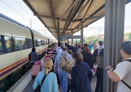 Viajeros llegando a Salamanca a la vía 4 tras el retraso.