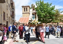 Momento de la salida de la iglesia de la Virgen de los Remedios