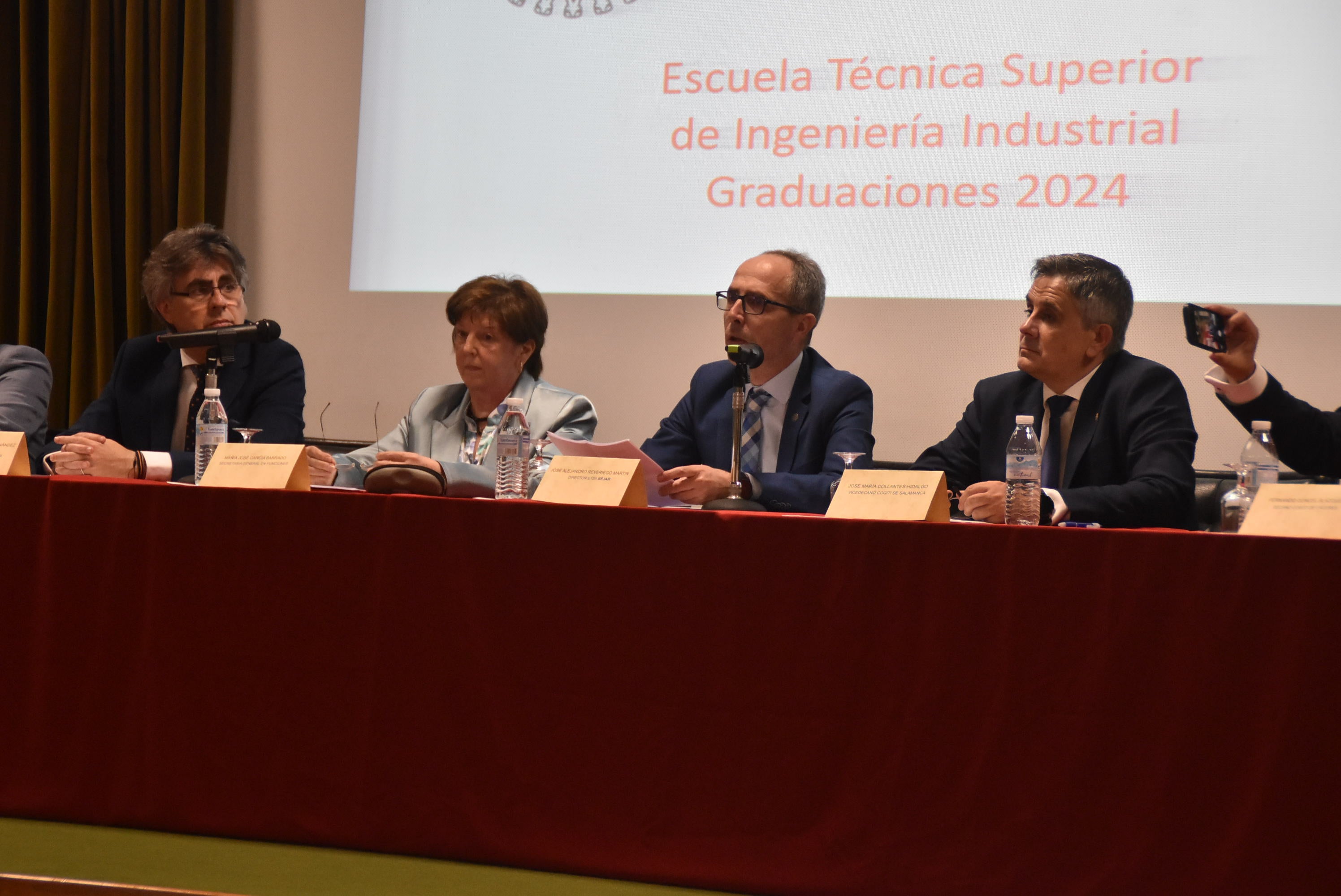 La Escuela de Ingenieros entrega las becas e insignias a 29 estudiantes