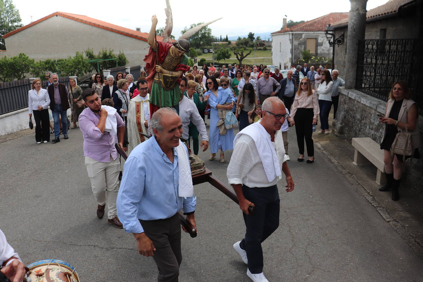 San Miguel de Valero honra al Arcángel en su día de fiesta