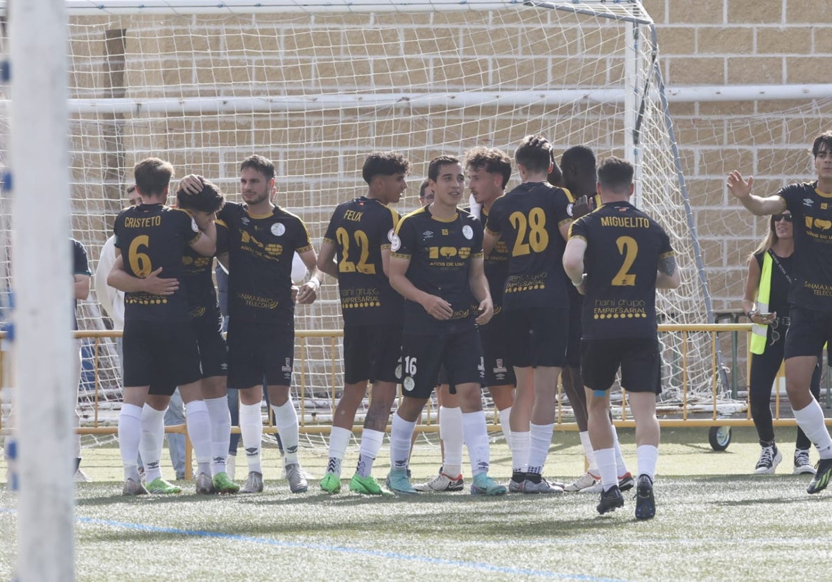 Jugadores del Salamanca celebrando un gol.