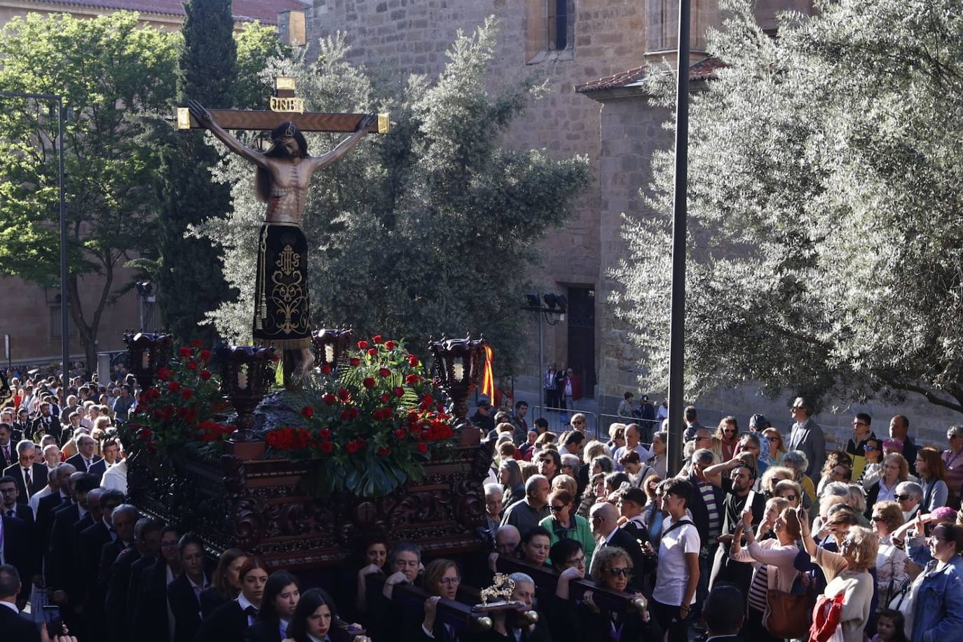 Multitudinaria procesión del Cristo de los Milagros