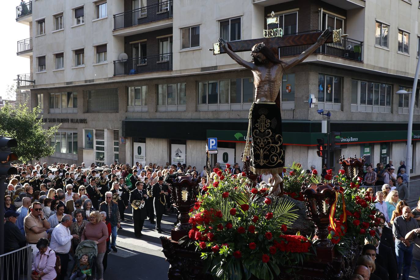 Multitudinaria procesión del Cristo de los Milagros