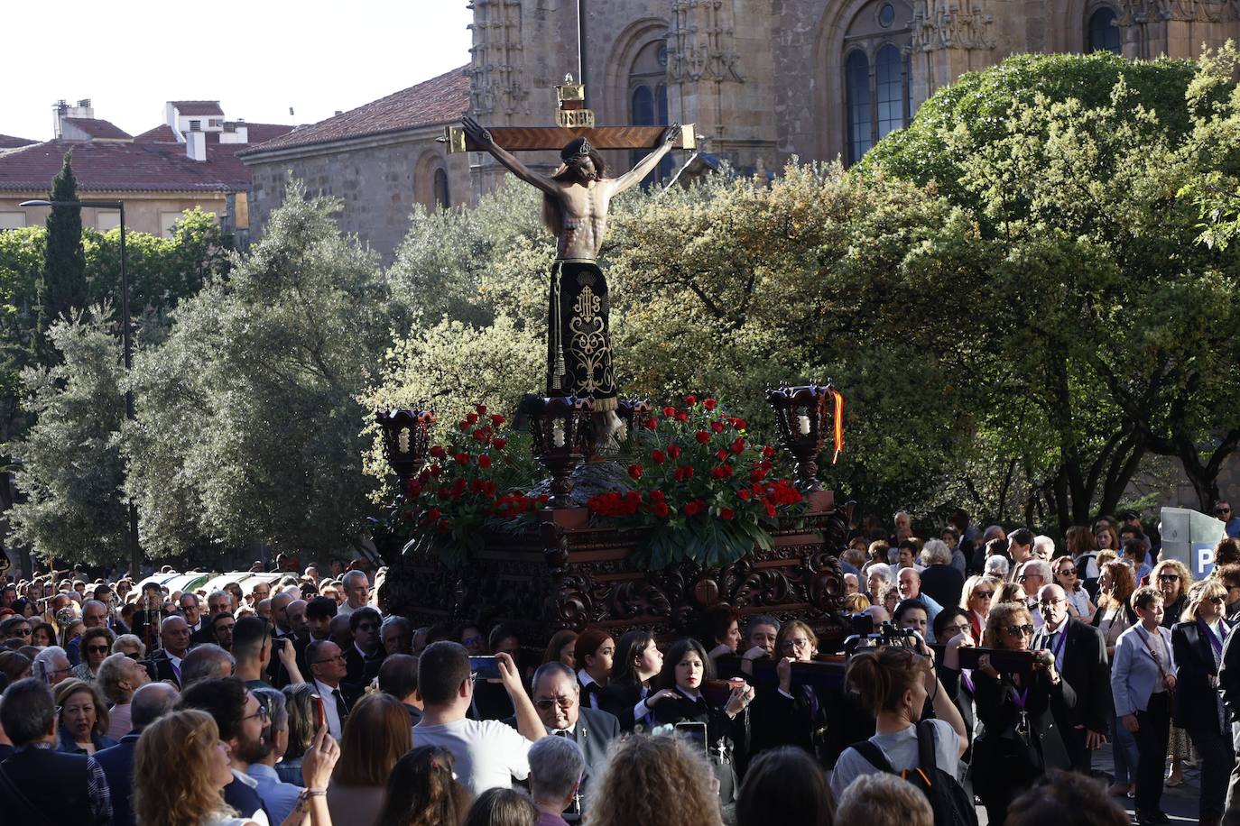 Multitudinaria procesión del Cristo de los Milagros