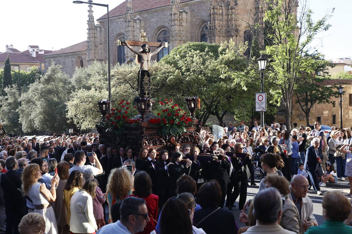 Multitudinaria procesión del Cristo de los Milagros