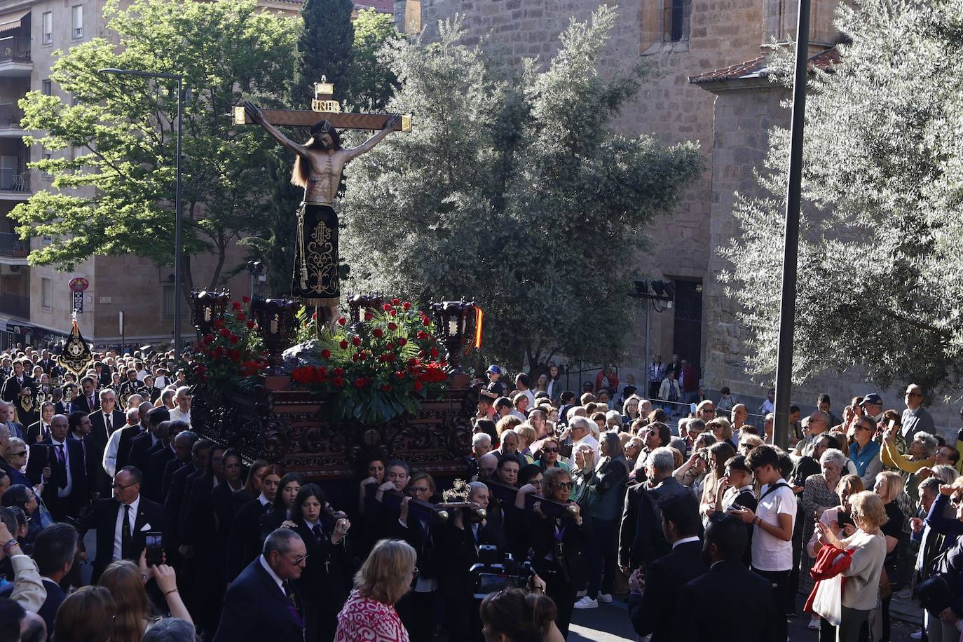 Multitudinaria procesión del Cristo de los Milagros