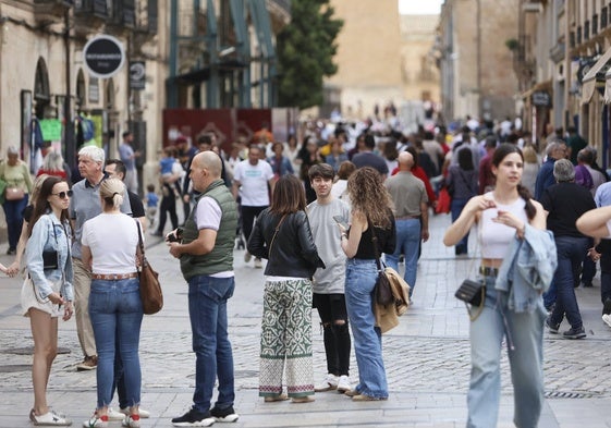 Salmantnos y turistas por el centro de Salamanca.