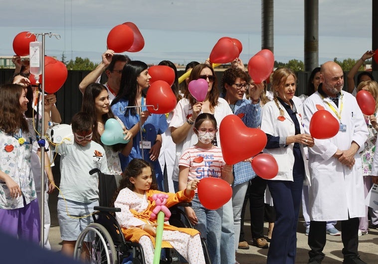 Varios niños ingresados en el Hospital participaron en el acto al aire libre.