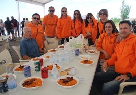 Los integrantes de la peña La Plaza de Villamayor de Armuña con sus platos de patatas meneás