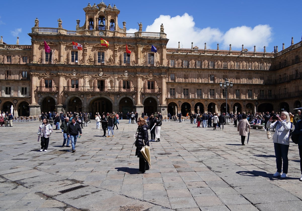 Turistas en la Plaza Mayor de Salamanca.