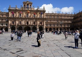 Turistas en la Plaza Mayor de Salamanca.