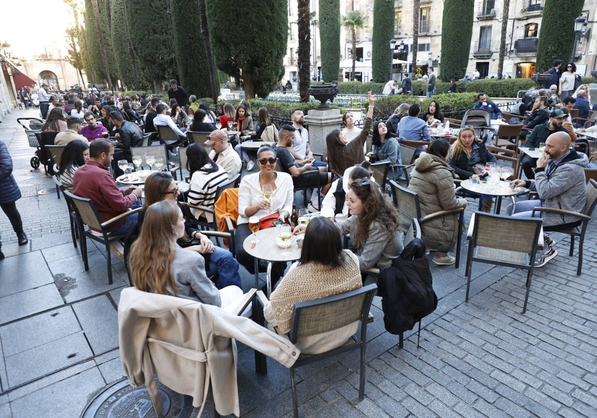 Público en las terrazas de la plaza de la Libertad.