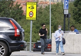 Dos mujeres pasean por San Vicente, junto al Hospital de Salamanca.