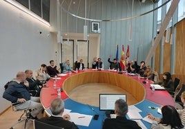 Momento de una de las votaciones realizadas este martes en el pleno de Guijuelo.