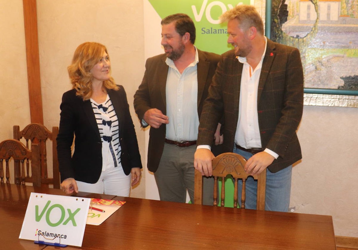 Purificación Pozo, Juan Ramón Gallego y Jonatan Sánchez, durante el acto informativo celebrado esta tarde en Béjar.