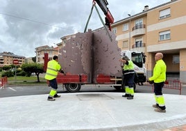 Los operarios instalando la escultura en la rotonda de acceso al centro de Carbajosa de la Sagrada.