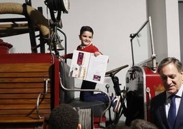 Javier Sánchez en el camión de bomberos de 1930 del MHAS, al que se ha subido por primera vez este martes.