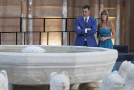 El presidente del Gobierno de España, Pedro Sánchez, junto a su mujer.