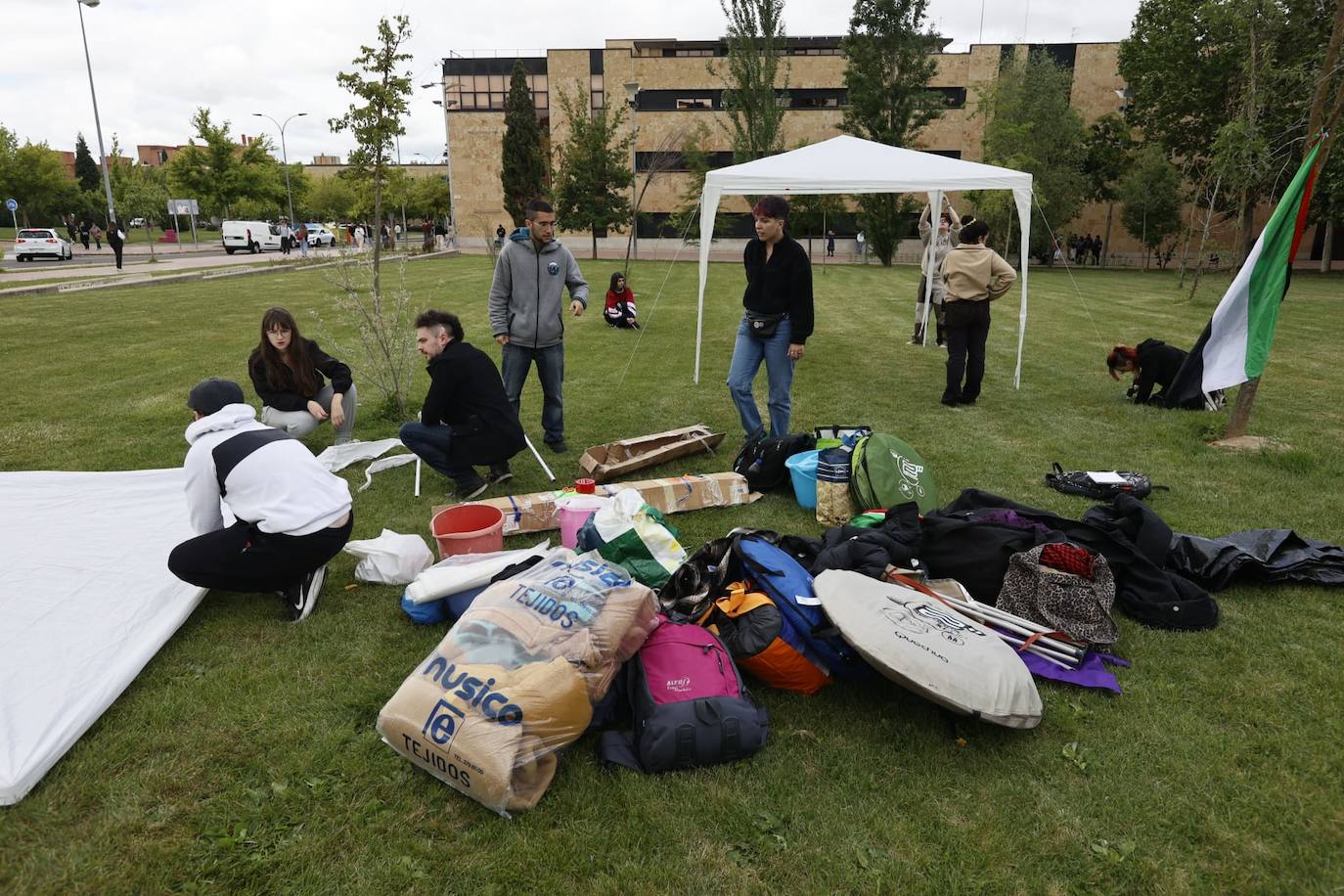 Los estudiantes comienzan a acampar en el Campus de Unamuno en apoyo a Palestina