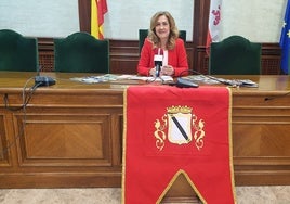 Imagen de la concejala de Cultura, Purificación Pozo, esta mañana en el Ayuntamiento con uno de las colgaduras que muestra el incorporado escudo del Ducado de Béjar.