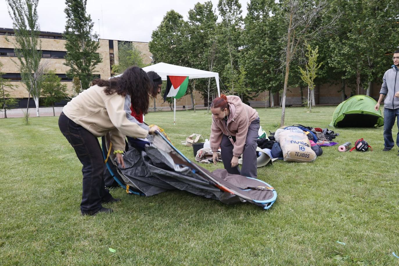 Los estudiantes comienzan a acampar en el Campus de Unamuno en apoyo a Palestina