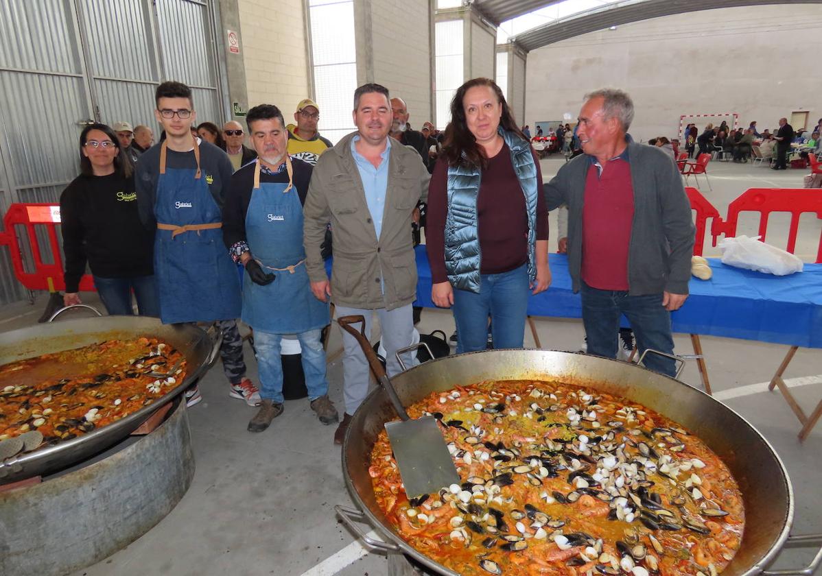 Equipo de Catering Gabriel y autoridades antes de servir la paella.