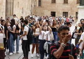 Turistas hacen fotos a la fachada de la Universidad de Salamanca.