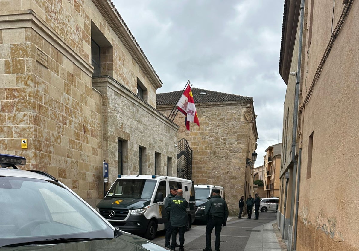 Guardia Civil a las puertas de los Juzgados de Ciudad Rodrigo durante la comparecencia.