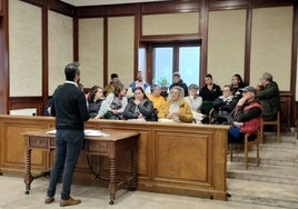 El concejal de Festejos, Javier Hernández, se dirige al público presente en la reunión.