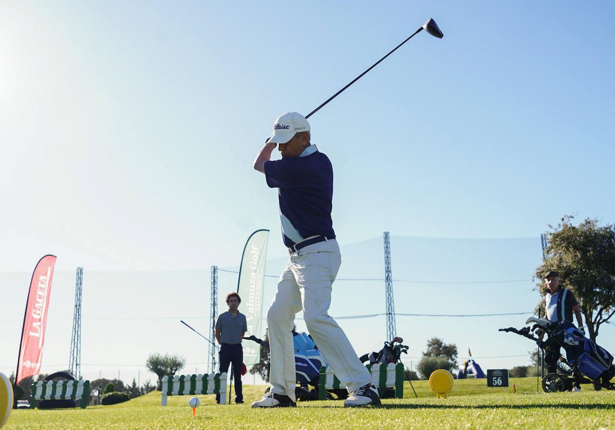 Un jugador en el torneo de golf de LA GACETA en La Valmuza.