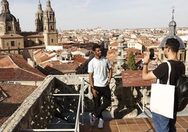 Dos turistas, en la Catedral de Salamanca.