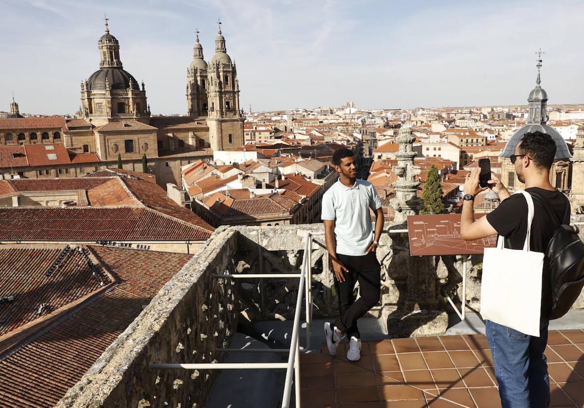 Dos turistas, en la Catedral de Salamanca.