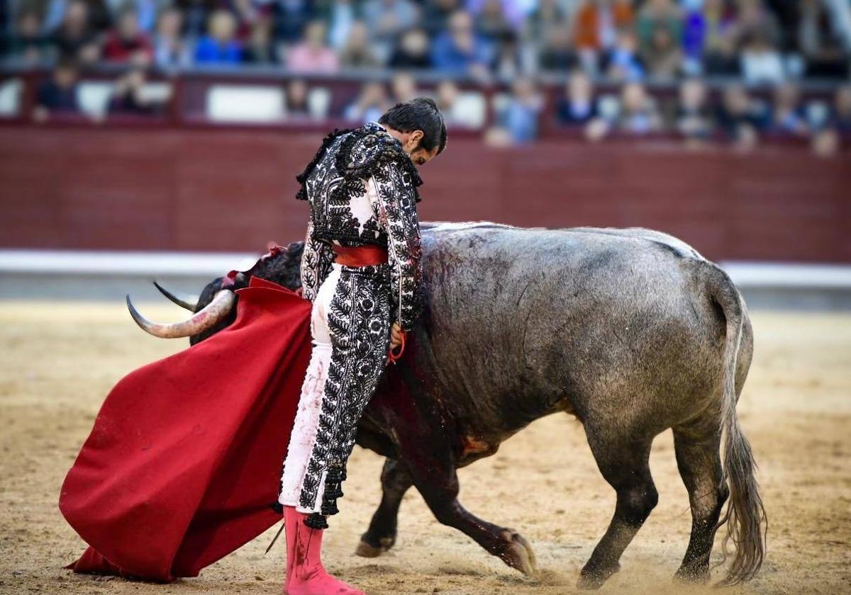 Pase del desprecio de Emilio de Justo a Periquito.