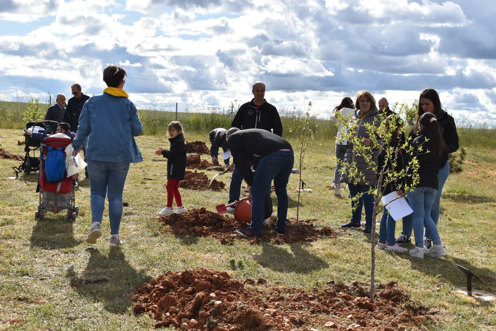 Los niños de Calvarrasa dan continuidad al proyecto &#039;Raíces&#039; con 18 árboles nuevos