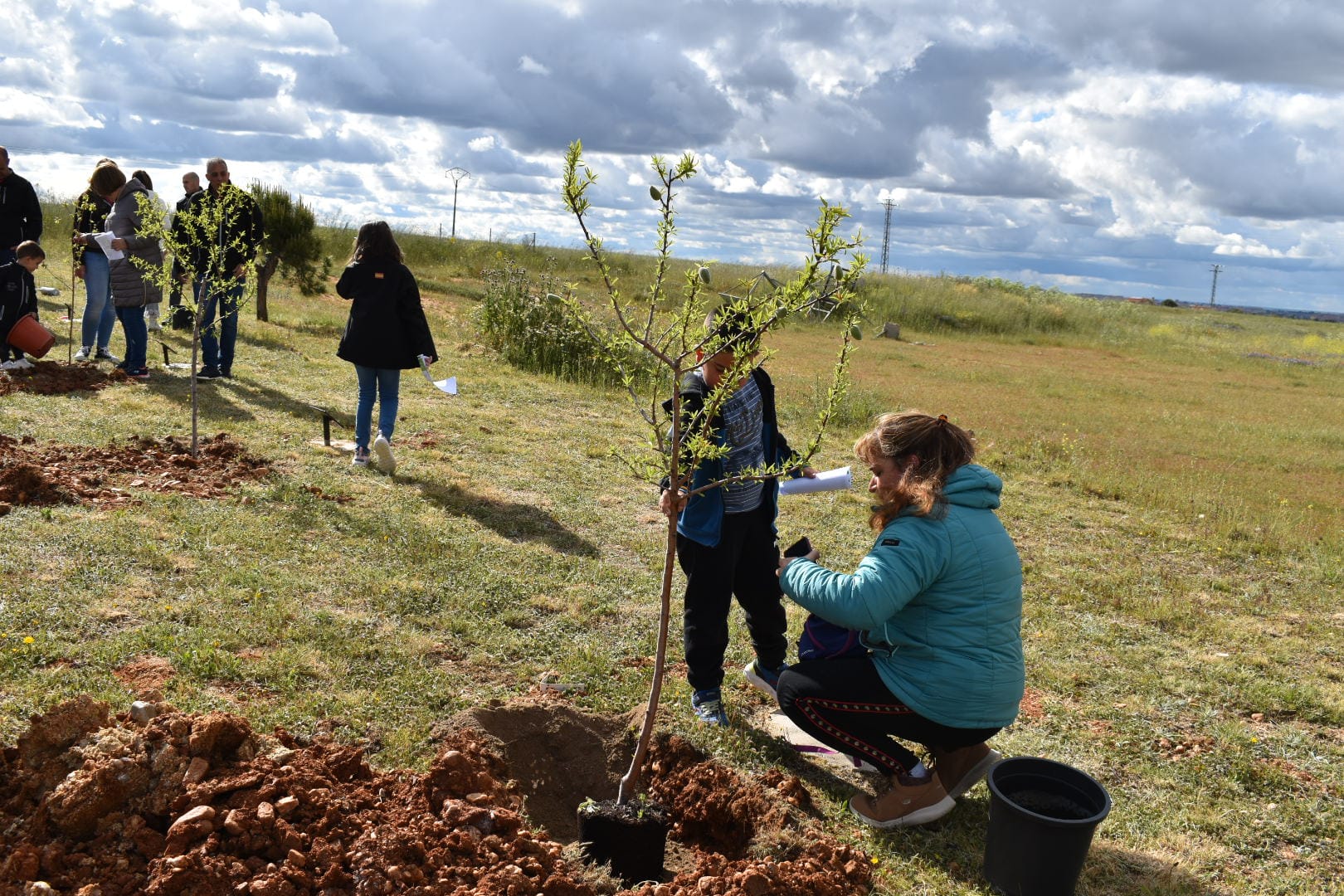 Los niños de Calvarrasa dan continuidad al proyecto &#039;Raíces&#039; con 18 árboles nuevos