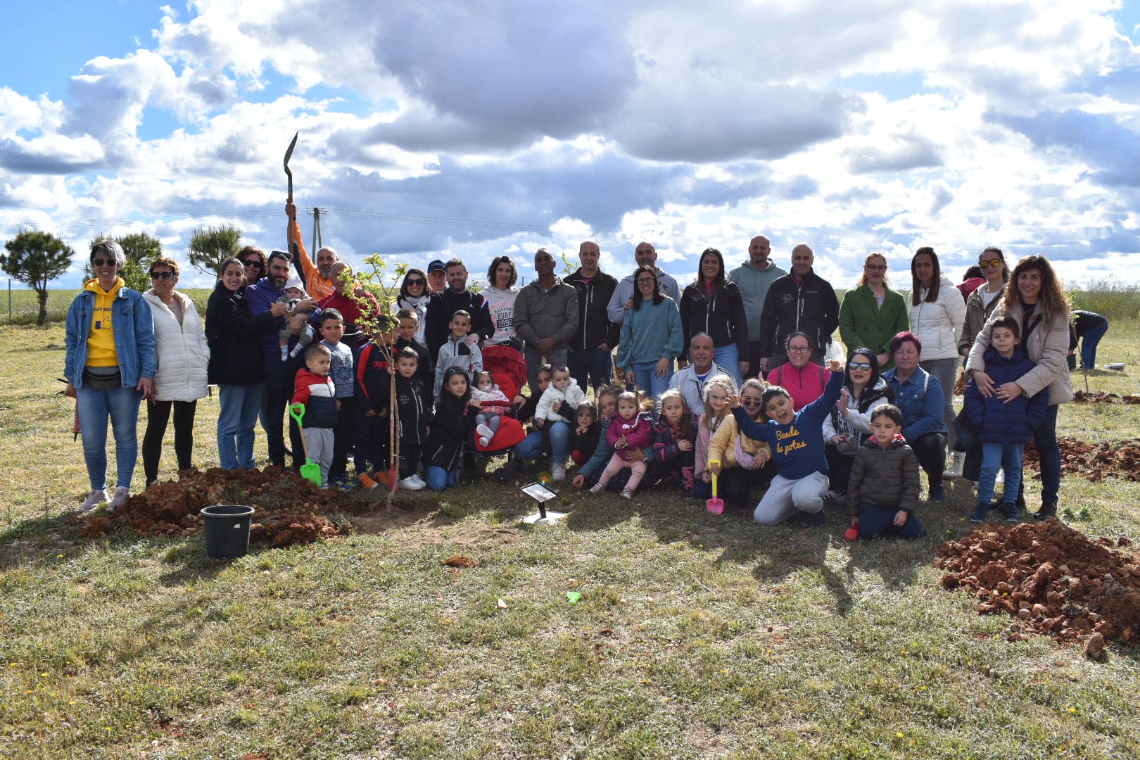 Los niños de Calvarrasa dan continuidad al proyecto &#039;Raíces&#039; con 18 árboles nuevos