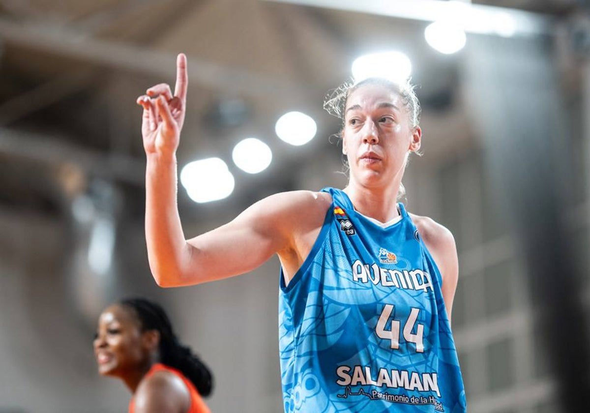 Bernadett Hatar, durante un partido con el Avenida.