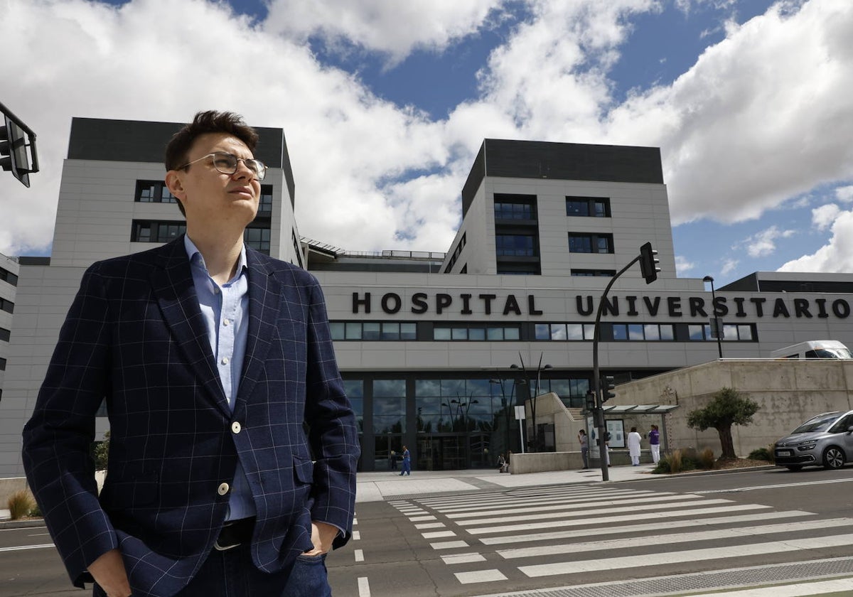 Alejandro Olivares, junto al acceso principal al Hospital.