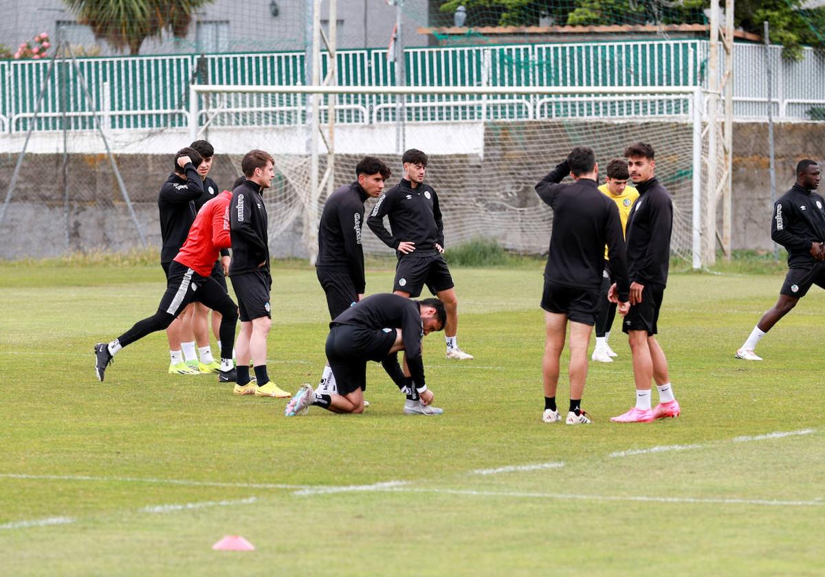 Alvarito atándose las botas antes de entrenar.