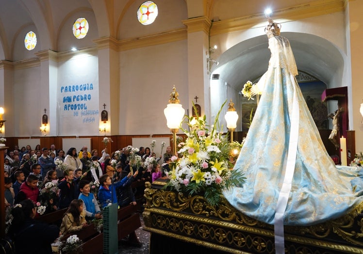 Flores a la Virgen de la Salud.