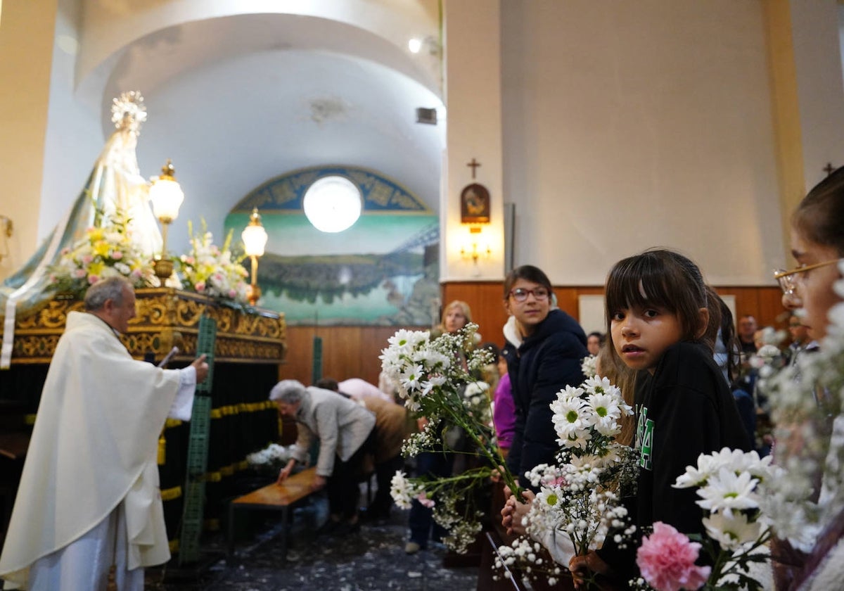 Ofrenda floral a la Virgen de la Salud en Tejares.