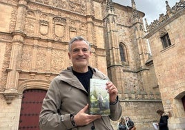 El escritor Tony Gratacós, frente a la fachada de la Universidad con su libro «Todos sabrán mi nombre».